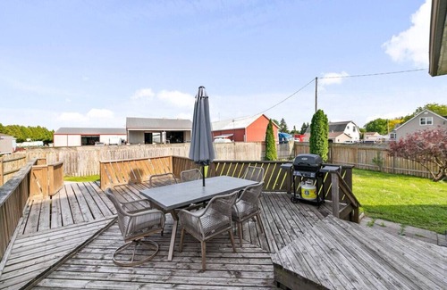 LaSalle House | 4Bed Apt With a Firepit + Golf Club