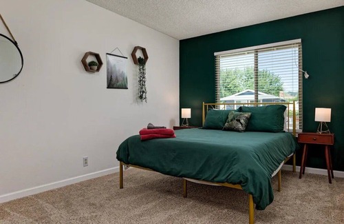 Fairfield House | 4BR/2.5BA + Pool/Hot Tub, Pets OK! Close to Napa/Six Flags/Wineries/San Fran!