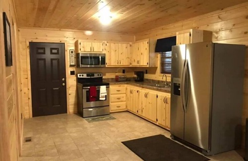 Lejunior Cabin | 4BR 2 Bath w/hot tub and game room. Within 10 mins of Harlan & Cumberland.