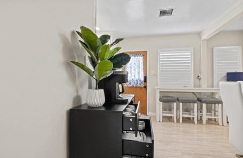 Lynwood House | 4BR-2B Near LAX, SoFi, & Disney