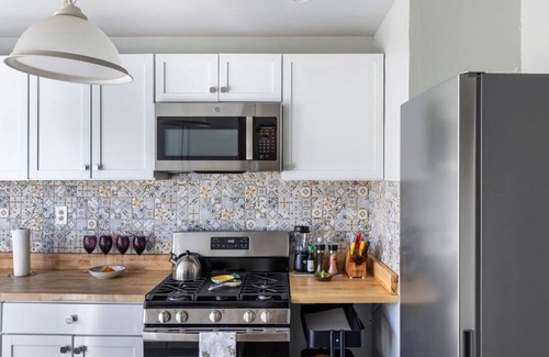 Shaker Heights Apartment | 4BR/2BA 2-Story near Van Aken District and CLE clinic