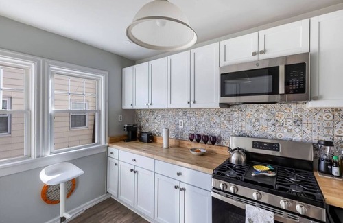 Shaker Heights Apartment | 4BR/2BA 2-Story near Van Aken District and CLE clinic