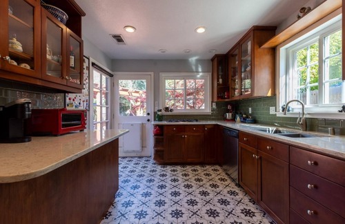 Arden-Arcade House | 4BR/2BA Mid-Century Retreat House: Your Perfect Getaway!
