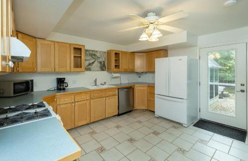 Ames House | 4BR-3BA Charming Family-Sized in Ames