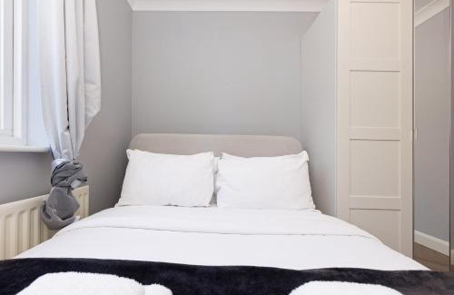Wapping Apartment | 4BR 4-floor house, w patio, 10 min Wapping Station