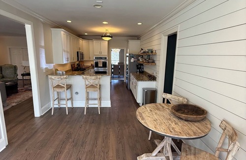 Oxford House | 4BR/4Bath right off the Square w/2 King Beds!