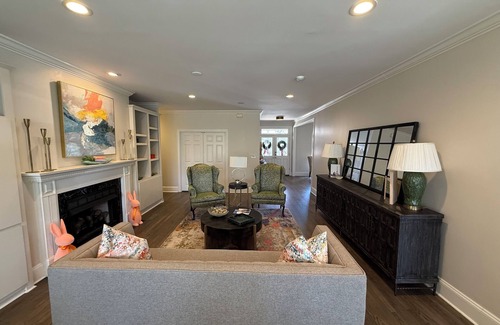 Oxford House | 4BR/4Bath right off the Square w/2 King Beds!