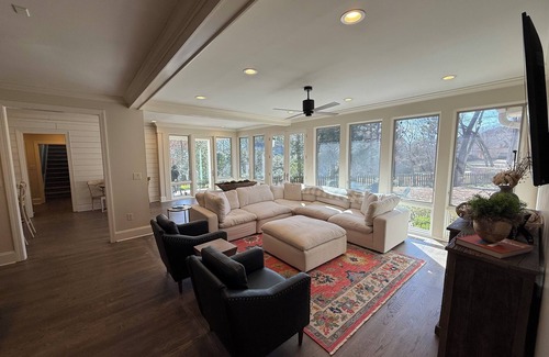 Oxford House | 4BR/4Bath right off the Square w/2 King Beds!