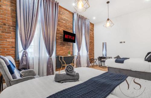 Birmingham City Centre Apartment | 4BR Apt in Central Birmingham Games Room & Free Parking