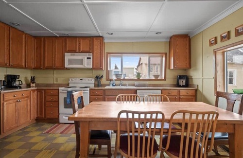 Leadville House | 4BR Bungalow - Spacious Backyard & Pet Friendly