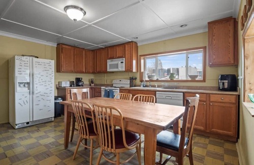 Leadville House | 4BR Bungalow - Spacious Backyard & Pet Friendly