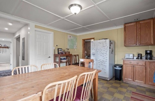 Leadville House | 4BR Bungalow - Spacious Backyard & Pet Friendly