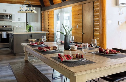 Sedona House | 4BR Cabin w/Hot Tub & Pine Views | Munds Park
