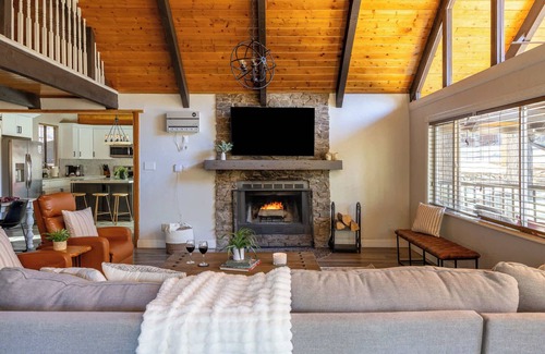 Sedona House | 4BR Cabin w/Hot Tub & Pine Views | Munds Park