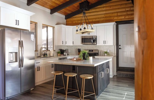 Sedona House | 4BR Cabin w/Hot Tub & Pine Views | Munds Park