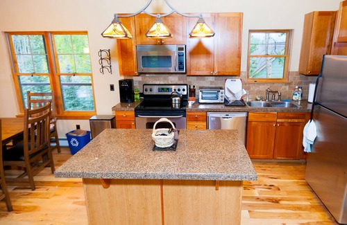 Rendezvous Cabin | 4BR cabin w private hot tub in Rendezvous, avail Dec. 24, 2023 - Jan 2, 2024