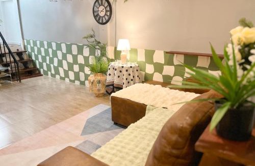 Chom Phon House | 4BR entire house next to Skytrain BTS and Subway MRT Chatuchak