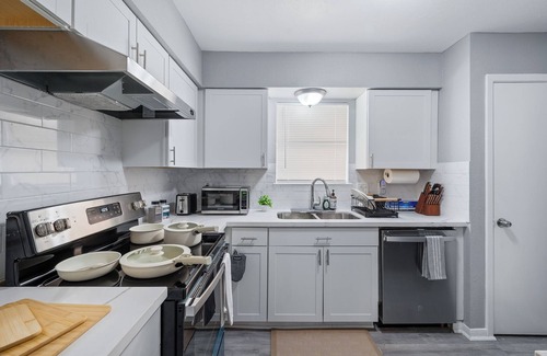 Humble House | 4BR Family Home 3mi to IAH 21mi to Houston