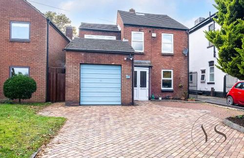 Walsall House | 4BR Family Home in 89 Highgate with Jacuzzi, Games Room & Free Parking Near Birmingham