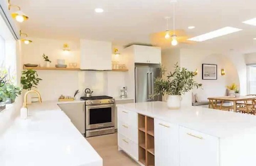 Little Italy House | 4BR - Free Parking - Walk to Nightlife in Little Italy!