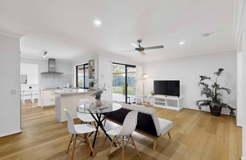 Camira House | 4BR Sweet Home Spingfield