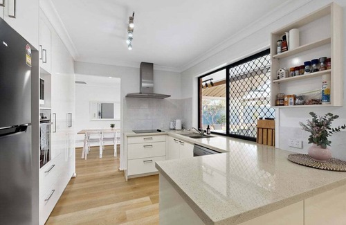 Camira House | 4BR Sweet Home Spingfield