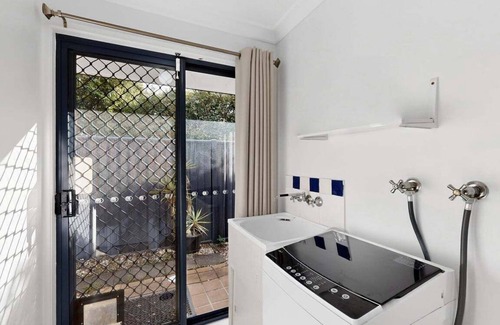 Camira House | 4BR Sweet Home Spingfield