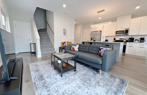 Warrenville Apartment | 4BR Townhouse w/Lake View & Parking | Sleeps 10