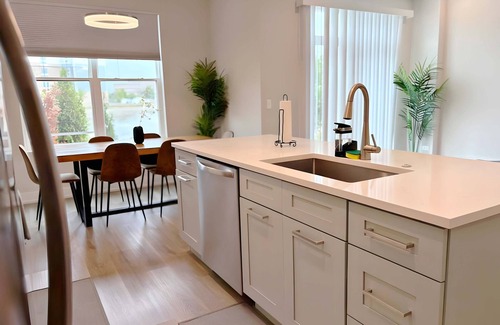 Warrenville Apartment | 4BR Townhouse w/Lake View & Parking | Sleeps 10