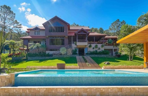 La Vega Province Villa | 4BR 🔆Wood〽️Luxury Mountain⛰Villa @Jarabacoa▪️Family▪️ Heated Pool▪️BBQ