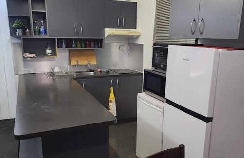 Griffith Apartment | 4km to parliament, 400m to Fyshwick Markets, fully furnished with room for 4