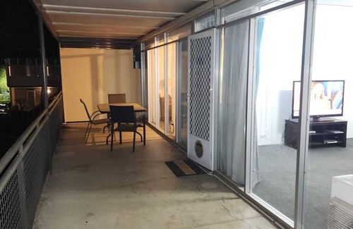 Griffith Apartment | 4km to parliament, 400m to Fyshwick Markets, fully furnished with room for 4