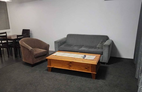 Griffith Apartment | 4km to parliament, 400m to Fyshwick Markets, fully furnished with room for 4