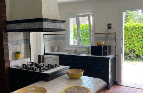 Varaville House | 4mn-sea-Cabourg 16p. gîte with swimming pool, fireplace, ping pong table, swing