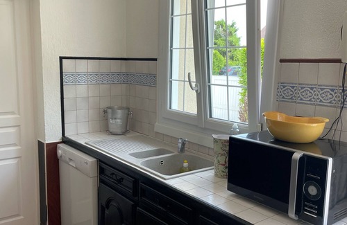 Varaville House | 4mn-sea-Cabourg 16p. gîte with swimming pool, fireplace, ping pong table, swing