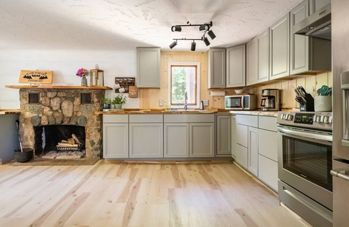 Carrollton Cabin | 4PelicansOhio: Refreshing Cabin Near Leesville Lake… Pets Welcome… 3 Queens