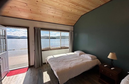 Eagle Bay Hotel | 4th Lake Front Beachside Motel room at Eagle Bay Village