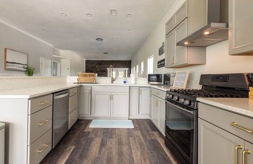 Cocoa Beach House | 5⭐ 6BD/4BA ~ Steps to Beach Shipping Container Pool w ~ Game Rm ~Summer Kitchen