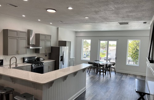 Cocoa Beach House | 5⭐ 6BD/4BA ~ Steps to Beach Shipping Container Pool w ~ Game Rm ~Summer Kitchen