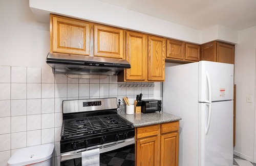 Bassett House | 5 BD - Lg Master Suite - Max Parking