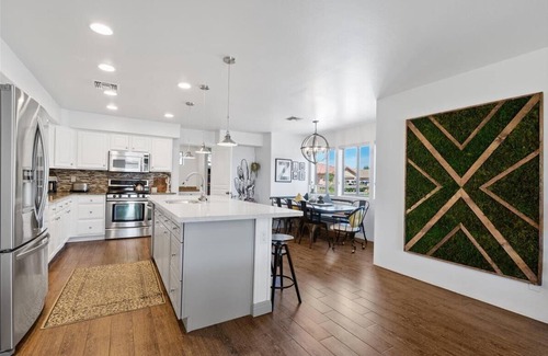 Glendale House | 5 Bed 4 Bath Home PREMIUM LOCATION Sleeps 16+ heated pool option and spa