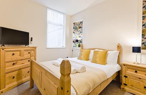 Uplands Apartment | 5 Bed - 4 Doubles - Smart TVs - Contractor Base