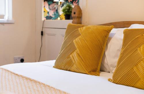 Uplands Apartment | 5 Bed - 4 Doubles - Smart TVs - Contractor Base