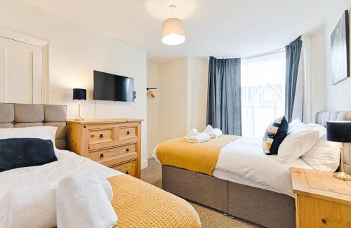 Uplands Apartment | 5 Bed - 4 Doubles - Smart TVs - Contractor Base