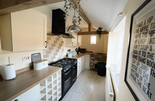 Northway House | 5 Bed Home in Northway, Tewkesbury with Parking