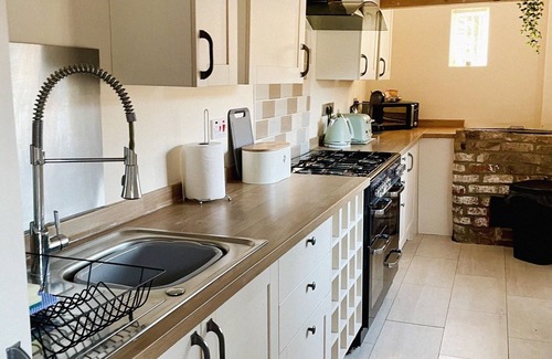 Northway House | 5 Bed Home in Northway, Tewkesbury with Parking