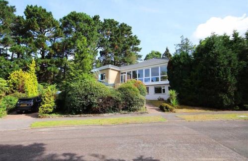 St Leonards House | 5 Bed House - Pool - Hot Tub - Sauna - Pool Table - Near New Forest and Beach - Sleeps 12