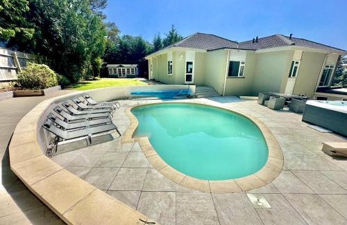 St Leonards House | 5 Bed House - Pool - Hot Tub - Sauna - Pool Table - Near New Forest and Beach - Sleeps 12