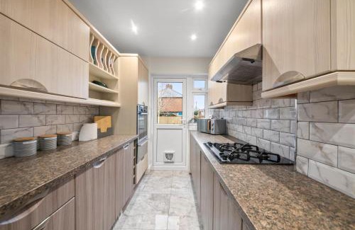 Cowley House | 5 Bed House - Sleeps 11 - Parking - Garden - Wifi