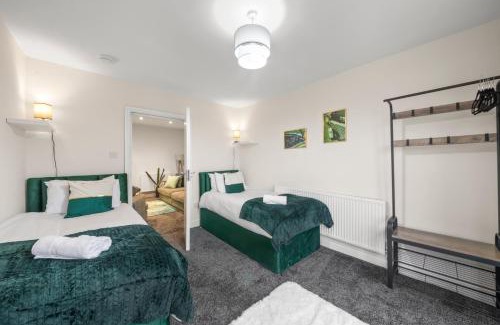 Cowley House | 5 Bed House - Sleeps 11 - Parking - Garden - Wifi